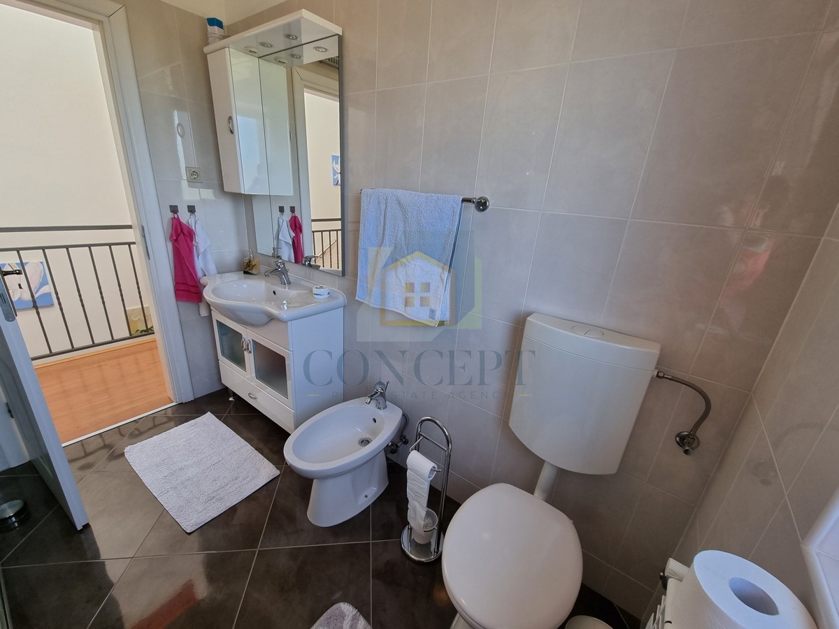 Poreč, dintorni, Casa alla fine della fila con giardino in ottima posizione, a 3 km dal mare