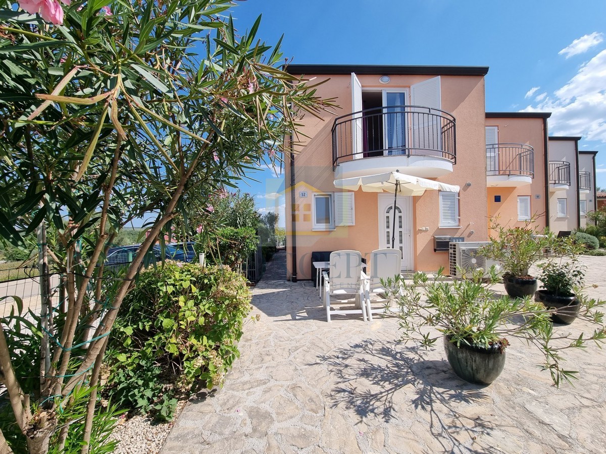 Poreč, dintorni, Casa alla fine della fila con giardino in ottima posizione, a 3 km dal mare