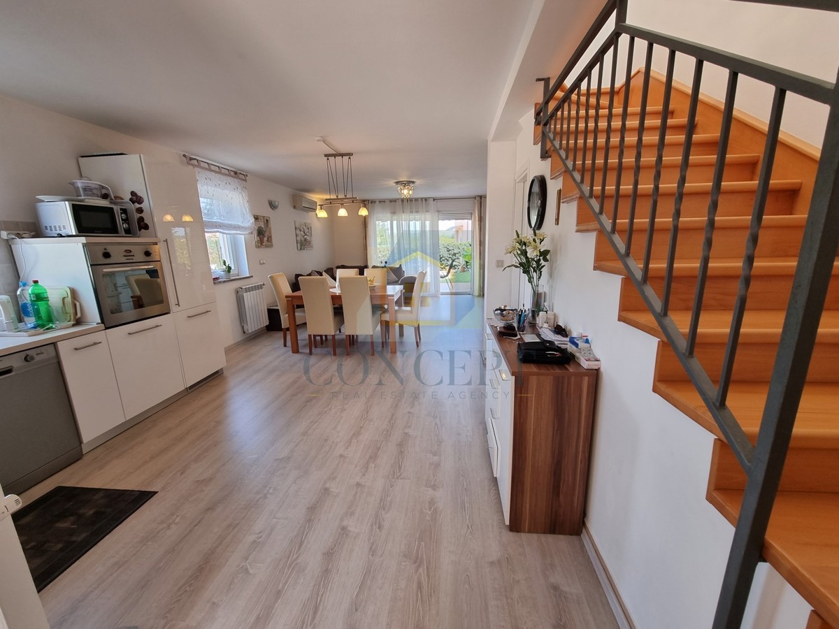 Poreč, dintorni, Casa alla fine della fila con giardino in ottima posizione, a 3 km dal mare