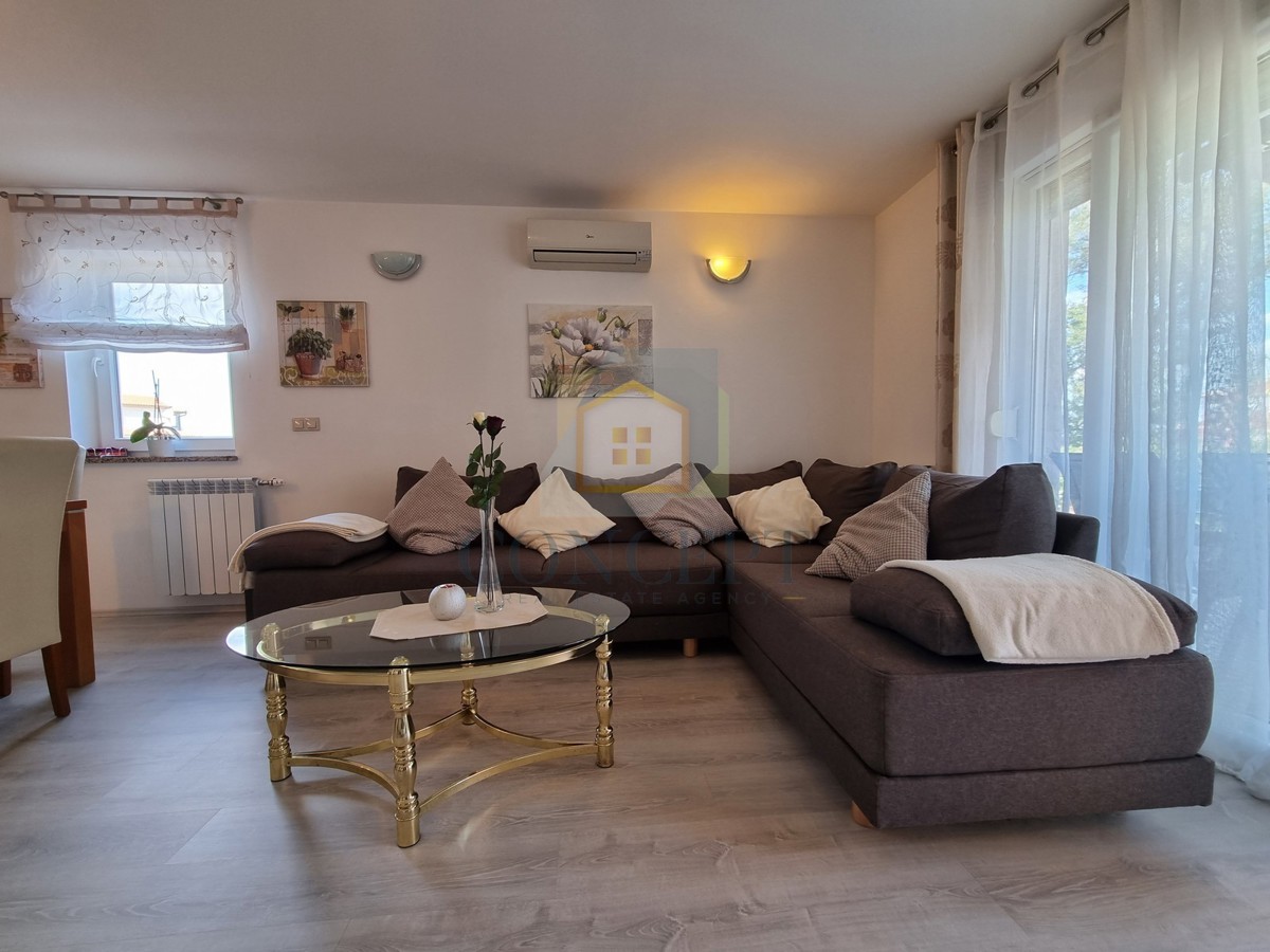 Poreč, dintorni, Casa alla fine della fila con giardino in ottima posizione, a 3 km dal mare