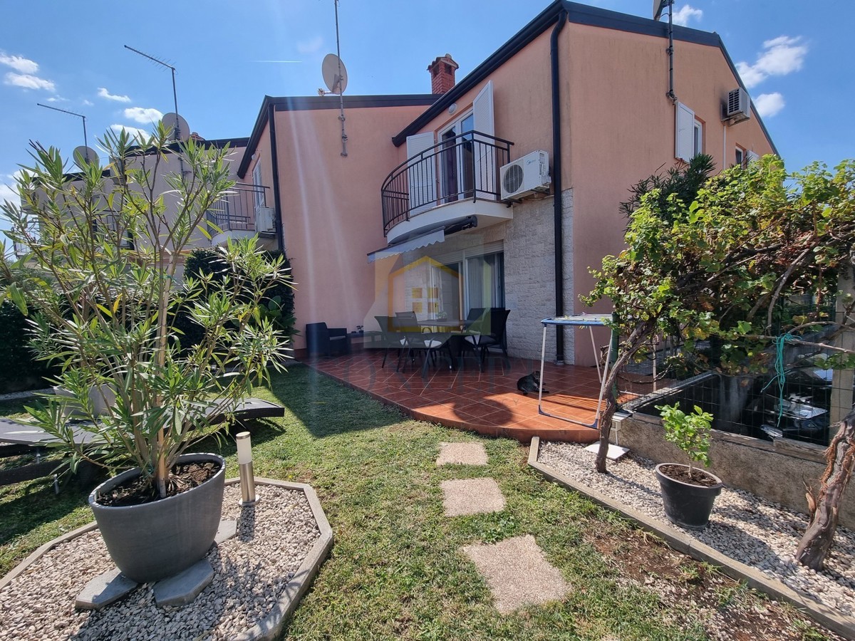 Poreč, dintorni, Casa alla fine della fila con giardino in ottima posizione, a 3 km dal mare