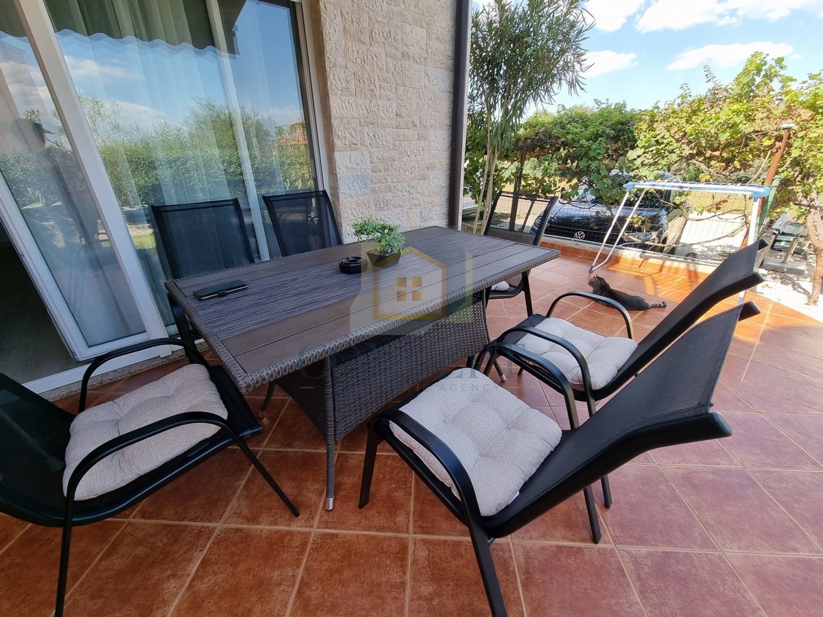 Poreč, dintorni, Casa alla fine della fila con giardino in ottima posizione, a 3 km dal mare