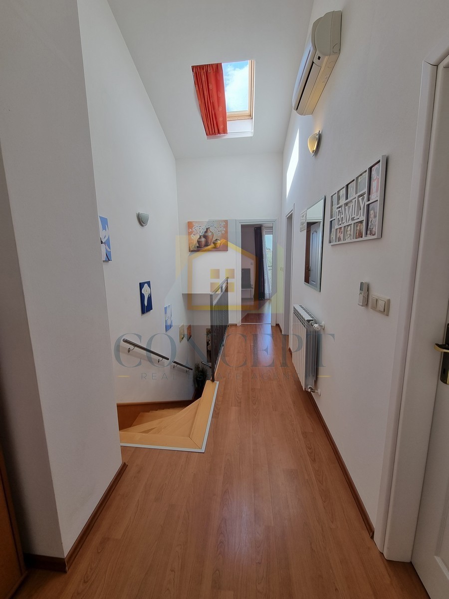 Poreč, dintorni, Casa alla fine della fila con giardino in ottima posizione, a 3 km dal mare