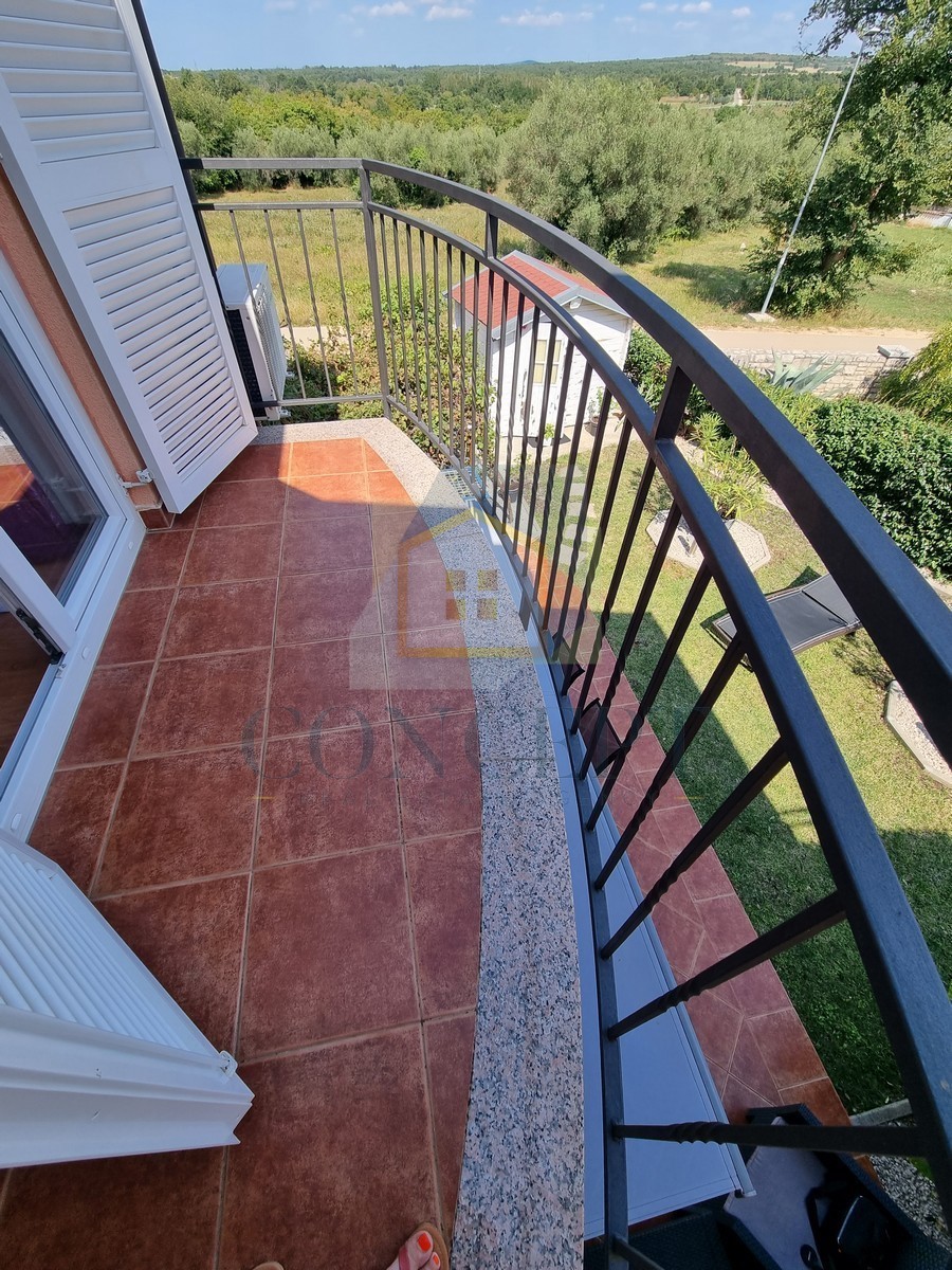 Poreč, dintorni, Casa alla fine della fila con giardino in ottima posizione, a 3 km dal mare