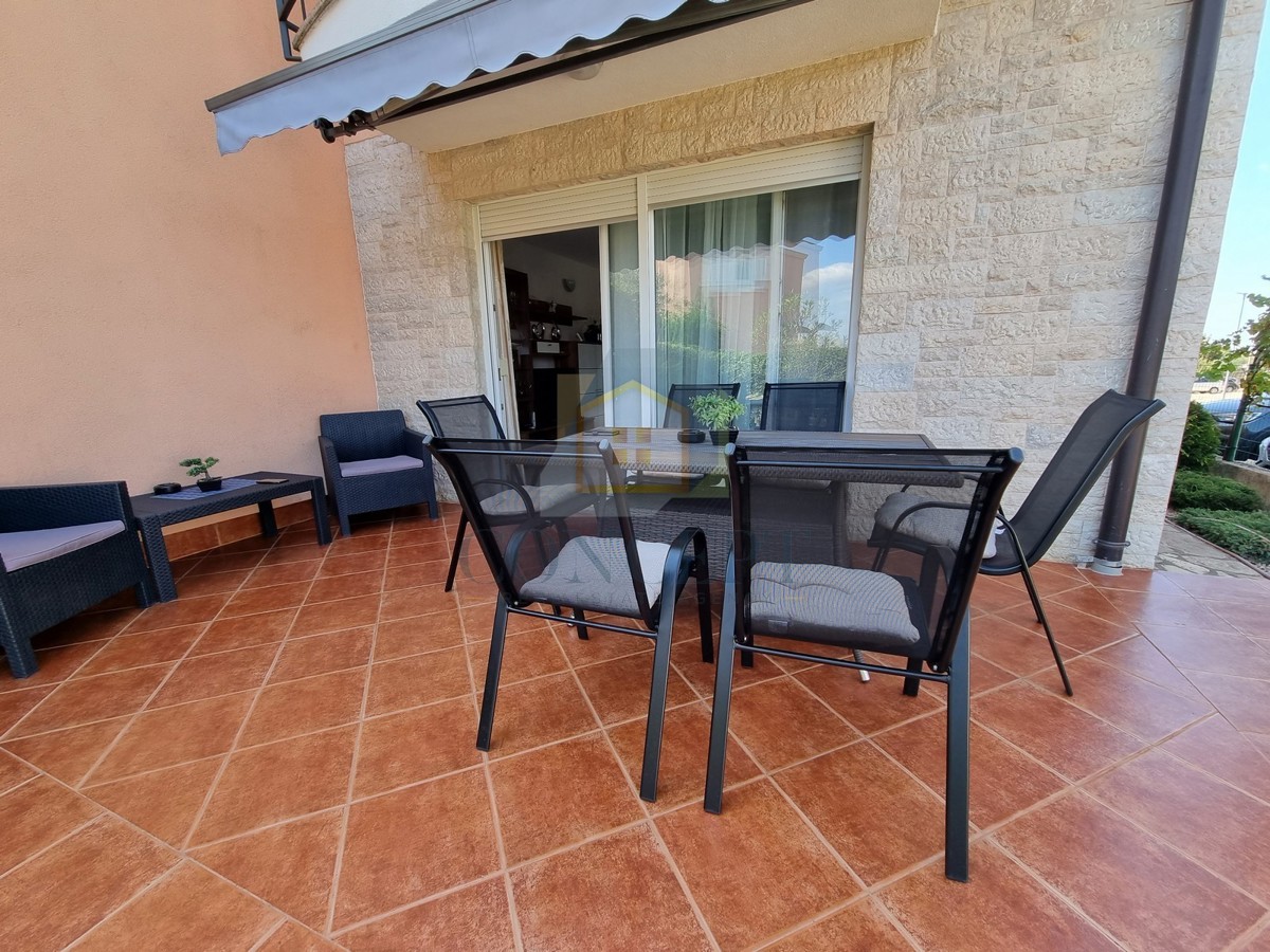 Poreč, dintorni, Casa alla fine della fila con giardino in ottima posizione, a 3 km dal mare