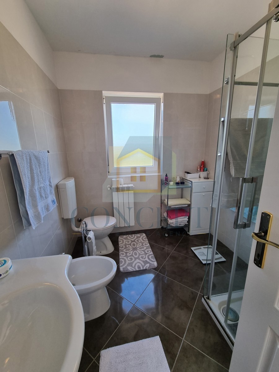 Poreč, dintorni, Casa alla fine della fila con giardino in ottima posizione, a 3 km dal mare