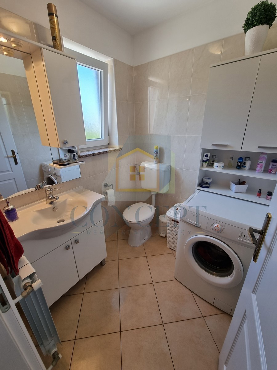 Poreč, dintorni, Casa alla fine della fila con giardino in ottima posizione, a 3 km dal mare