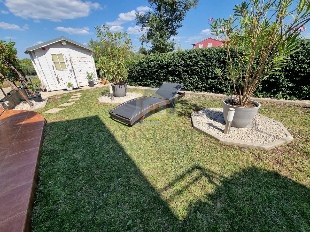 Poreč, dintorni, Casa alla fine della fila con giardino in ottima posizione, a 3 km dal mare