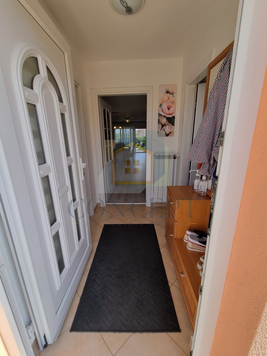 Poreč, dintorni, Casa alla fine della fila con giardino in ottima posizione, a 3 km dal mare