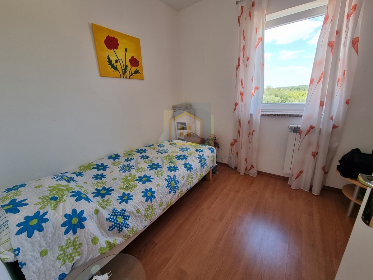 Poreč, dintorni, Casa alla fine della fila con giardino in ottima posizione, a 3 km dal mare