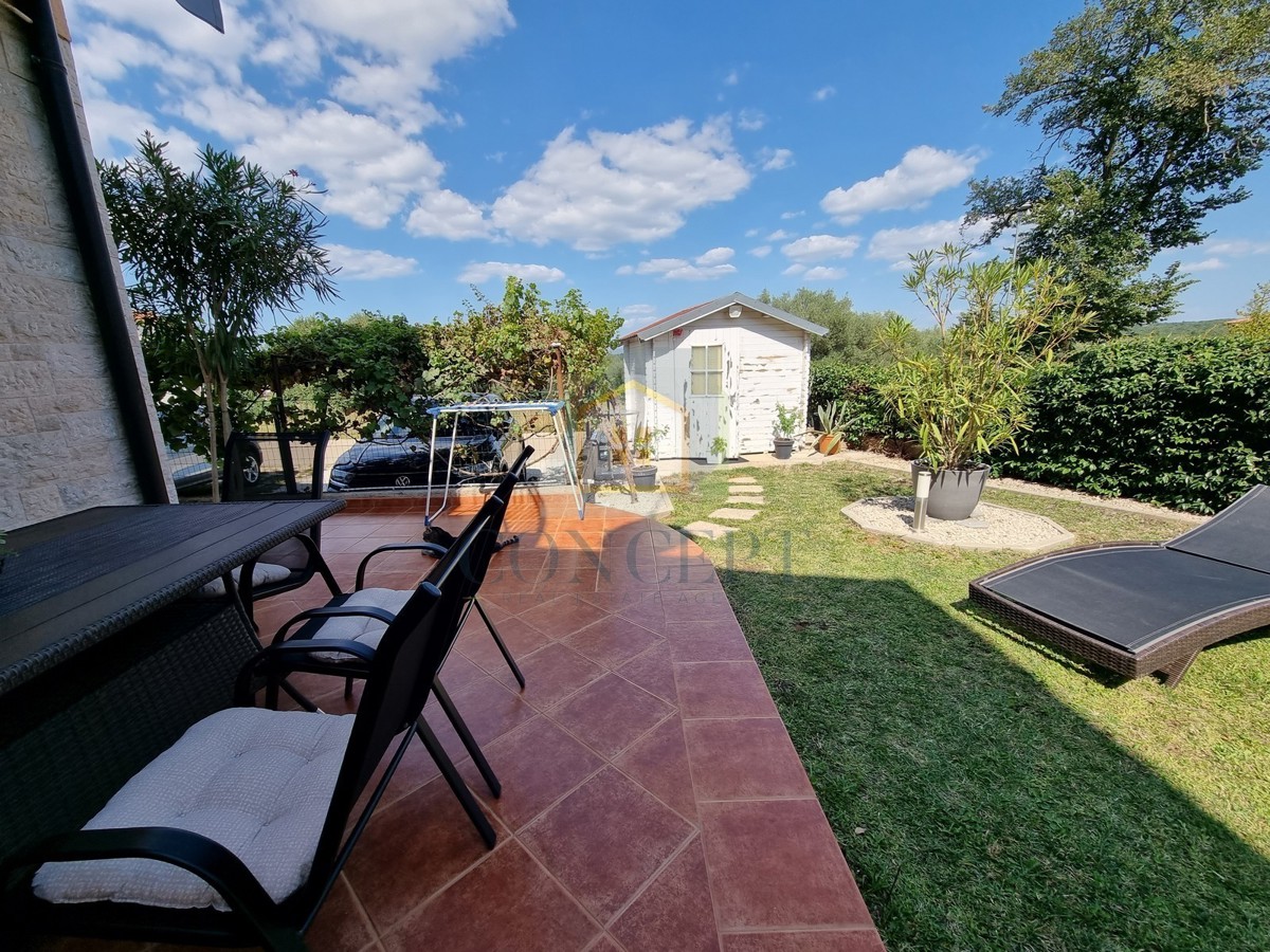 Poreč, dintorni, Casa alla fine della fila con giardino in ottima posizione, a 3 km dal mare