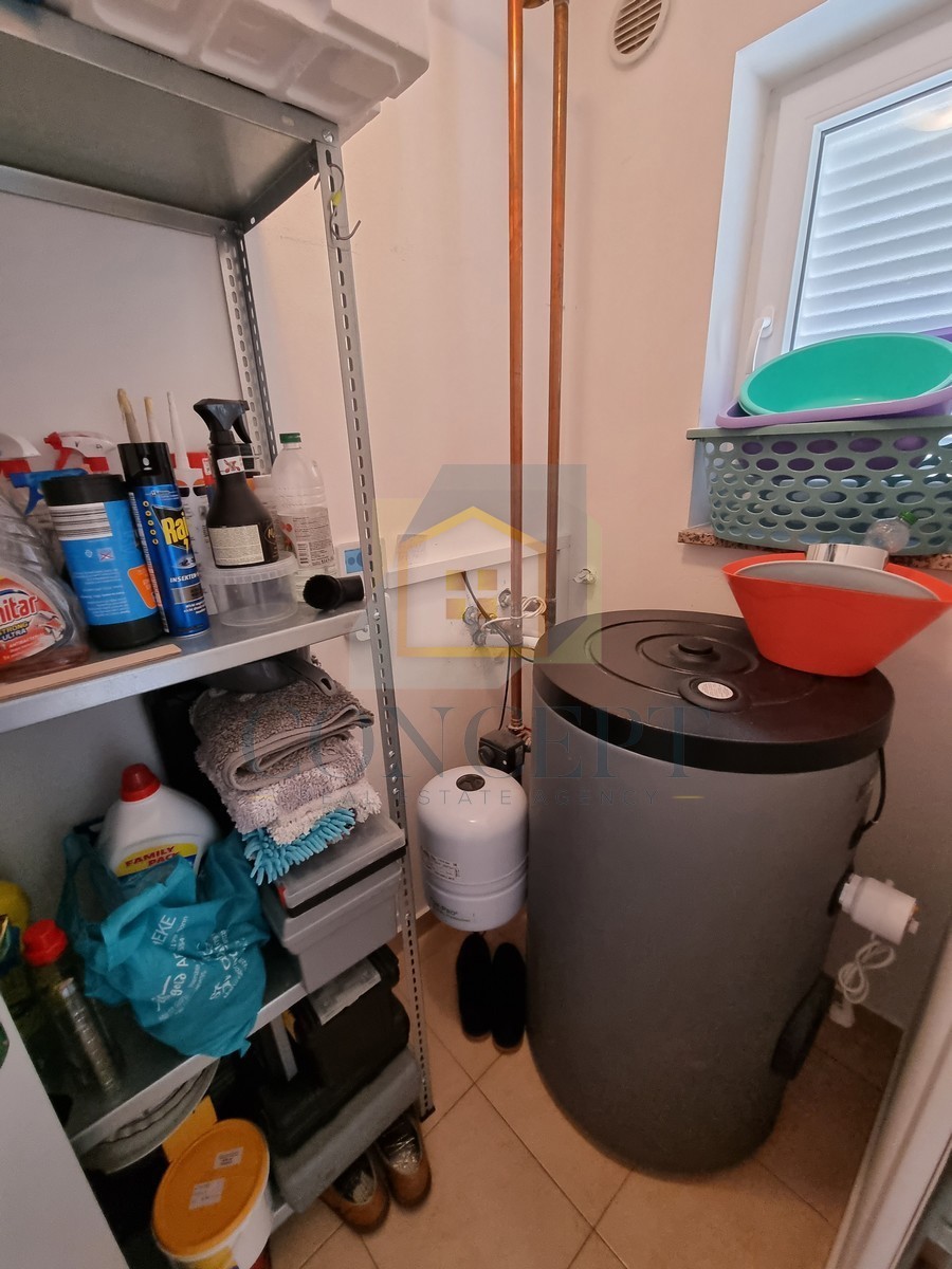 Poreč, dintorni, Casa alla fine della fila con giardino in ottima posizione, a 3 km dal mare