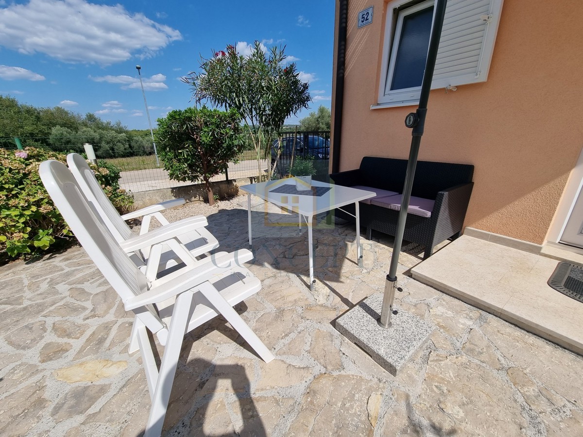 Poreč, dintorni, Casa alla fine della fila con giardino in ottima posizione, a 3 km dal mare