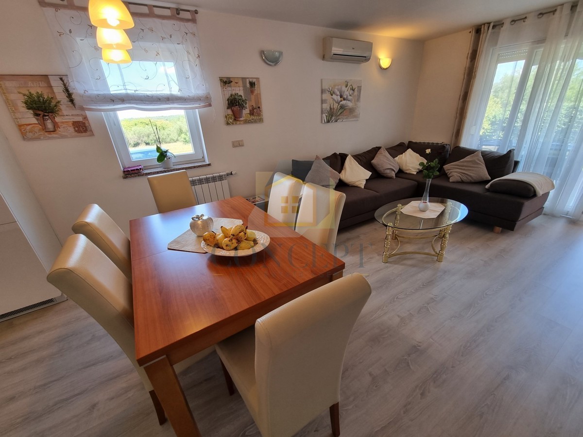 Poreč, dintorni, Casa alla fine della fila con giardino in ottima posizione, a 3 km dal mare