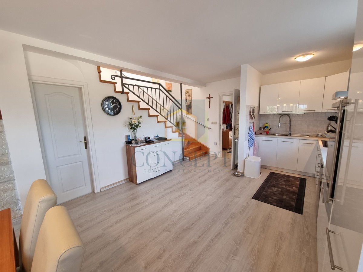 Poreč, dintorni, Casa alla fine della fila con giardino in ottima posizione, a 3 km dal mare