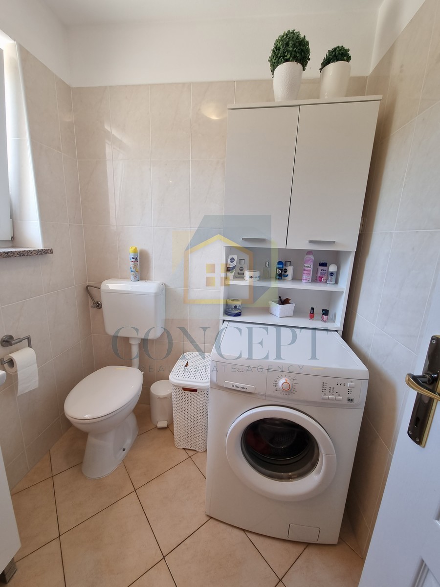 Poreč, dintorni, Casa alla fine della fila con giardino in ottima posizione, a 3 km dal mare