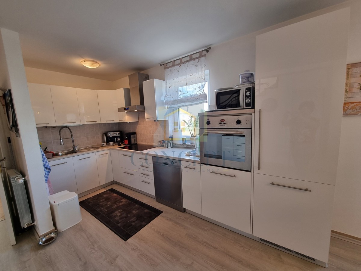 Poreč, dintorni, Casa alla fine della fila con giardino in ottima posizione, a 3 km dal mare