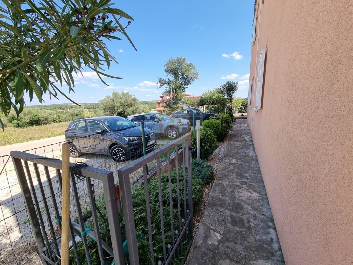 Poreč, dintorni, Casa alla fine della fila con giardino in ottima posizione, a 3 km dal mare