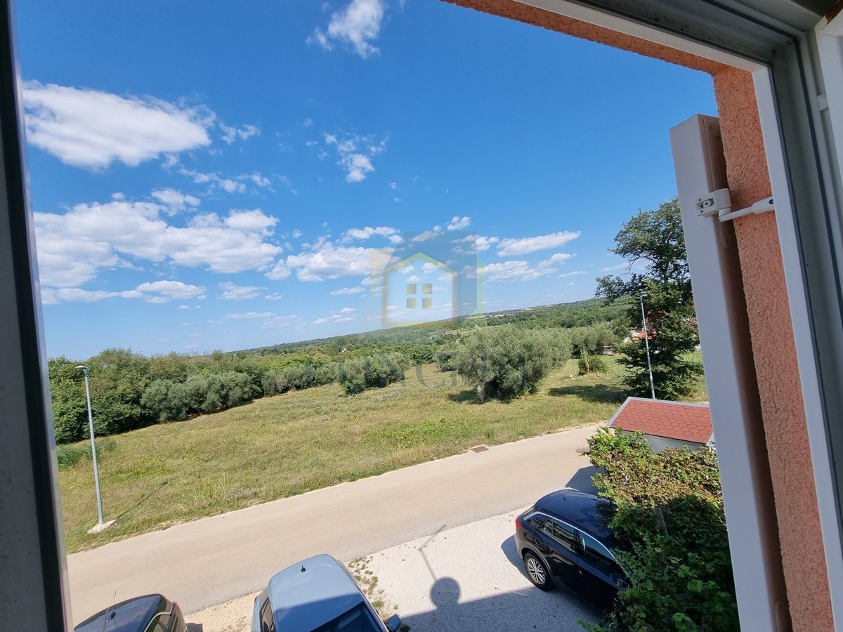 Poreč, dintorni, Casa alla fine della fila con giardino in ottima posizione, a 3 km dal mare