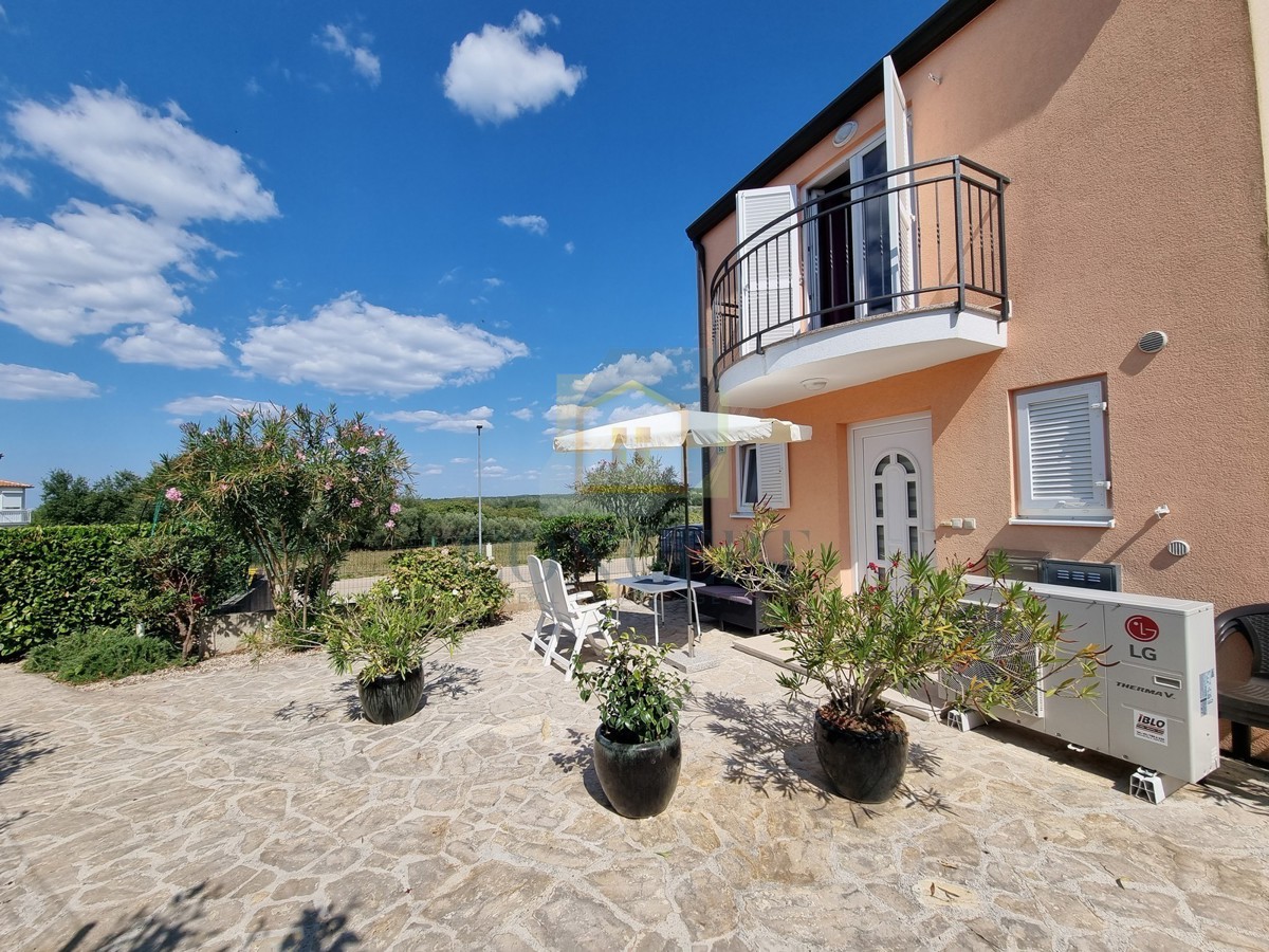 Poreč, dintorni, Casa alla fine della fila con giardino in ottima posizione, a 3 km dal mare