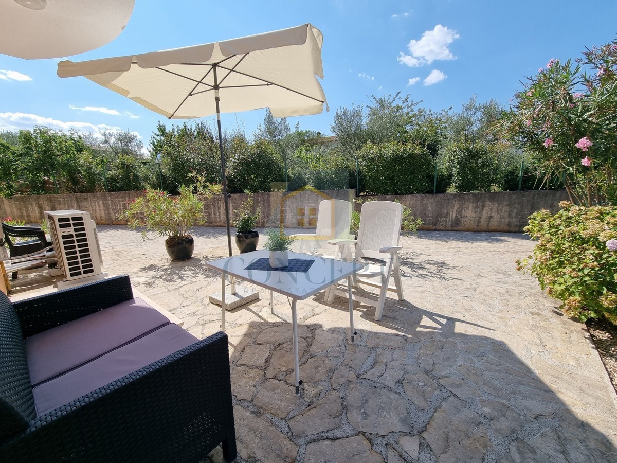 Poreč, dintorni, Casa alla fine della fila con giardino in ottima posizione, a 3 km dal mare