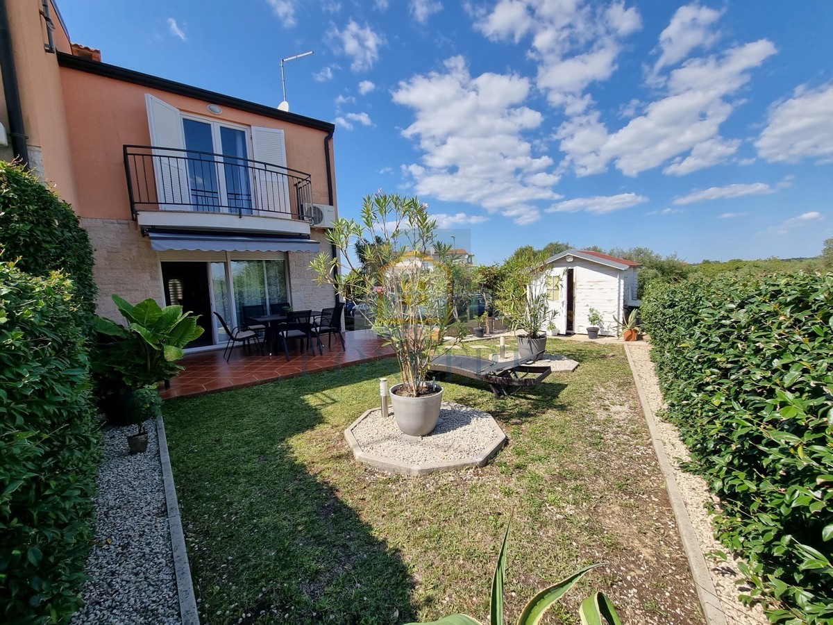 Poreč, dintorni, Casa alla fine della fila con giardino in ottima posizione, a 3 km dal mare