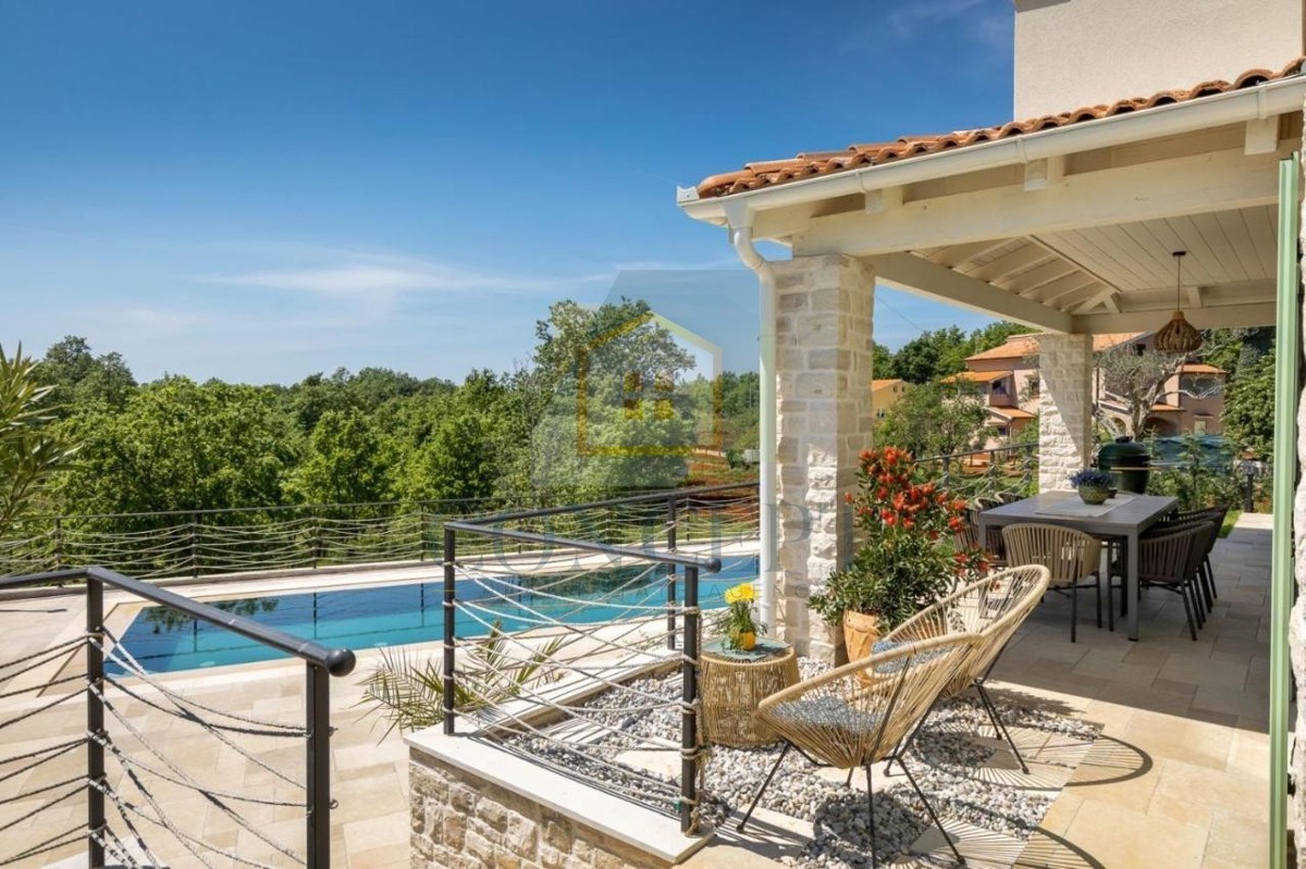 Poreč, dintorni, Imponente villa in posizione tranquilla, a 20 km dal mare