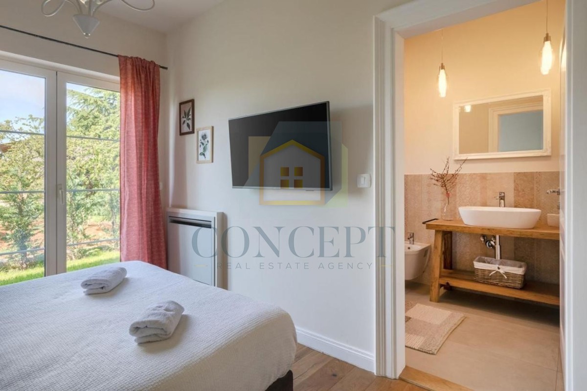 Poreč, dintorni, Imponente villa in posizione tranquilla, a 20 km dal mare