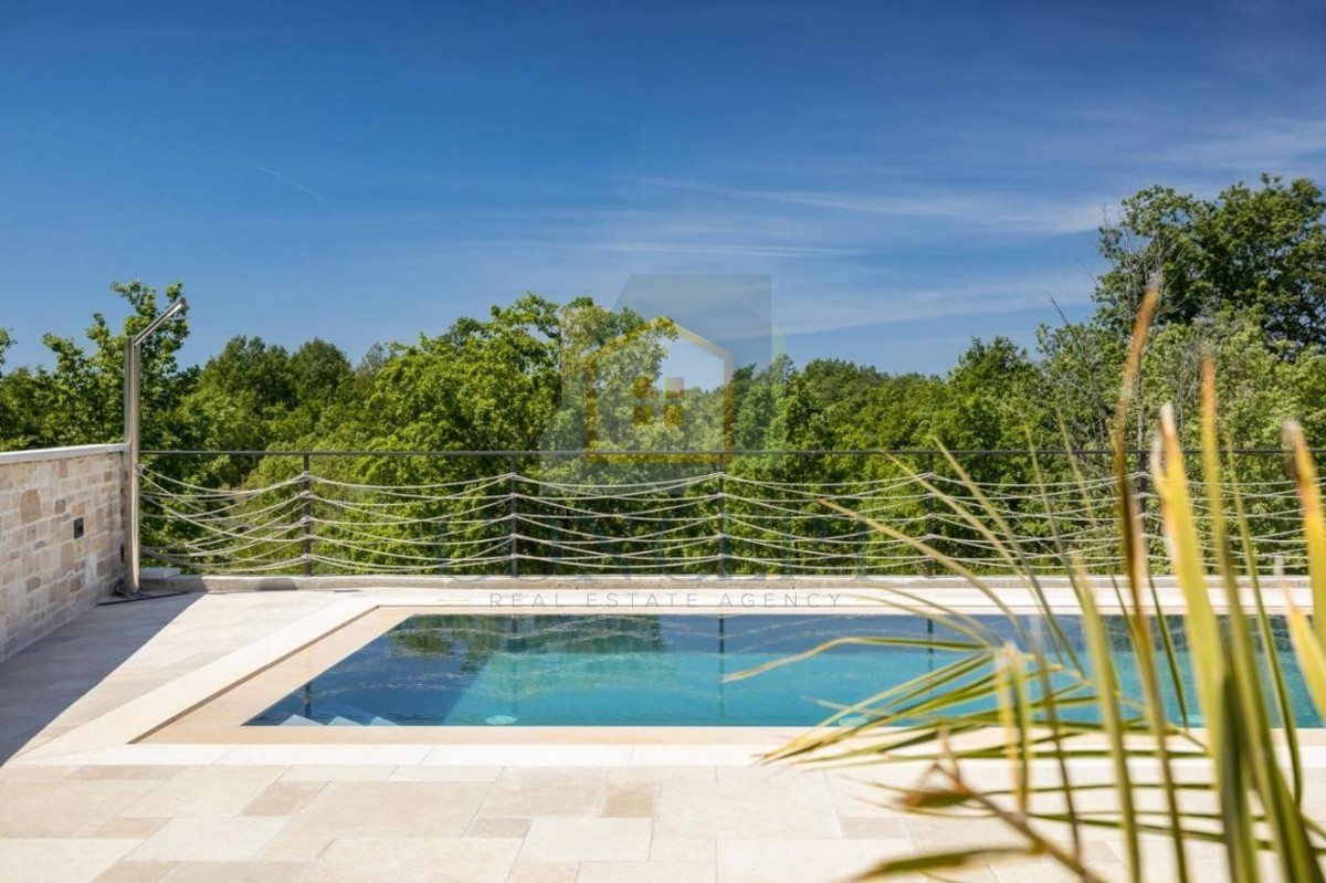 Poreč, dintorni, Imponente villa in posizione tranquilla, a 20 km dal mare