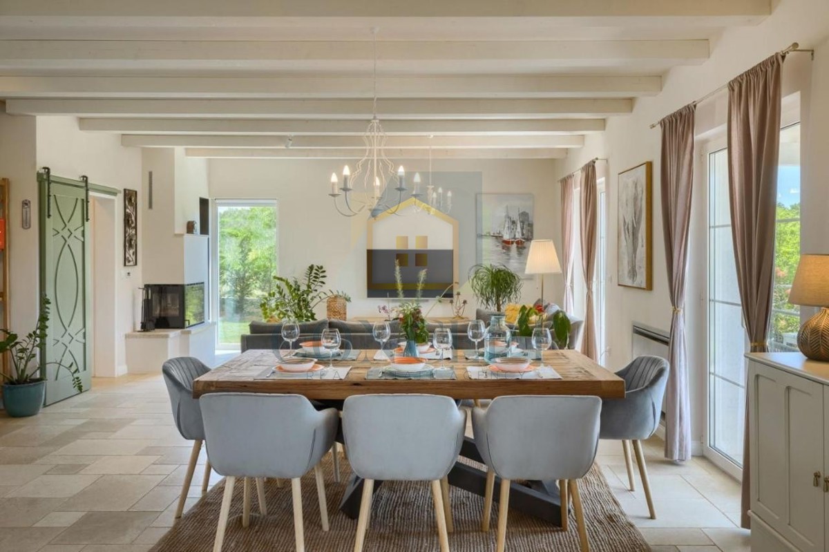 Poreč, dintorni, Imponente villa in posizione tranquilla, a 20 km dal mare