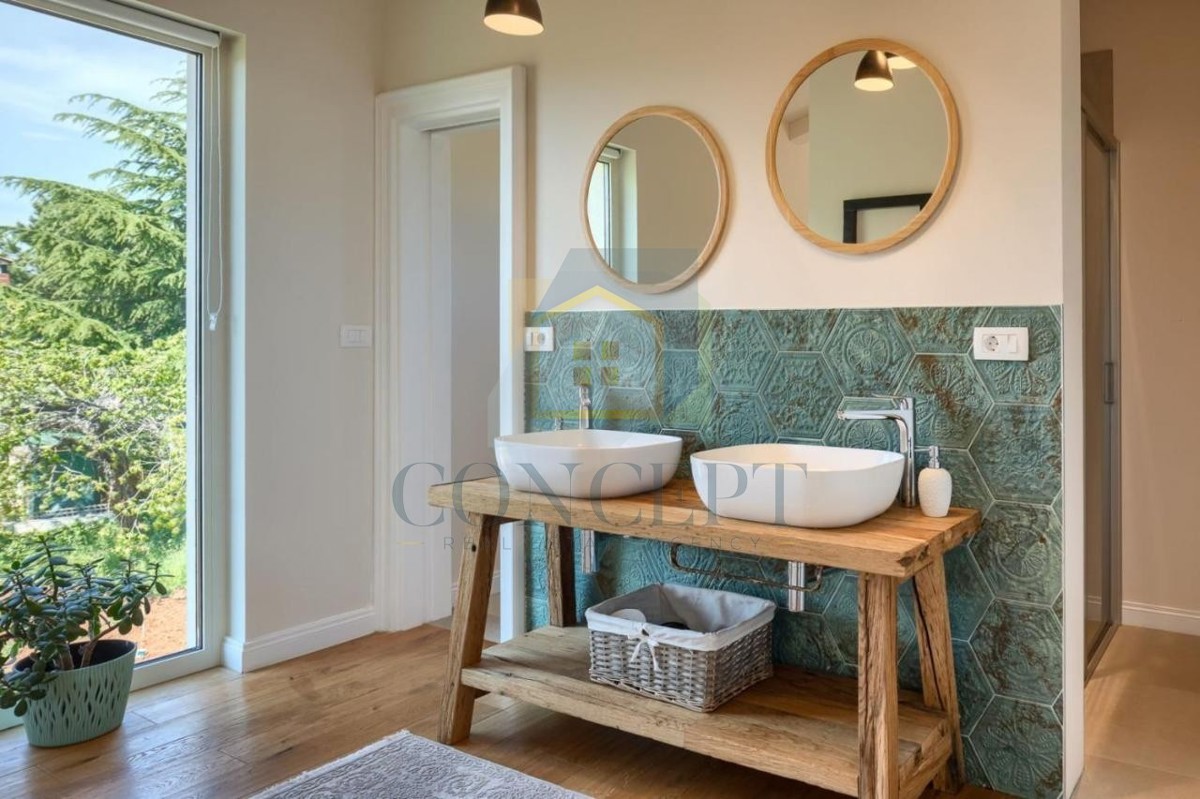 Poreč, dintorni, Imponente villa in posizione tranquilla, a 20 km dal mare