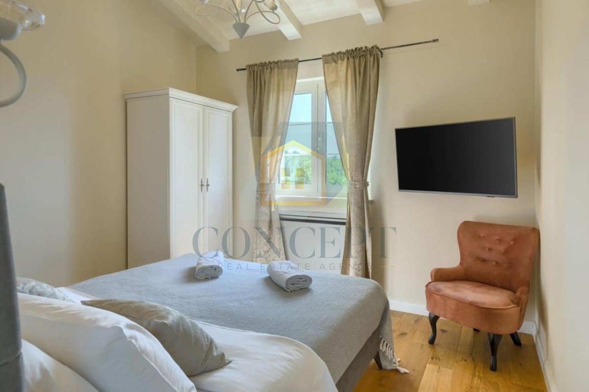 Poreč, dintorni, Imponente villa in posizione tranquilla, a 20 km dal mare