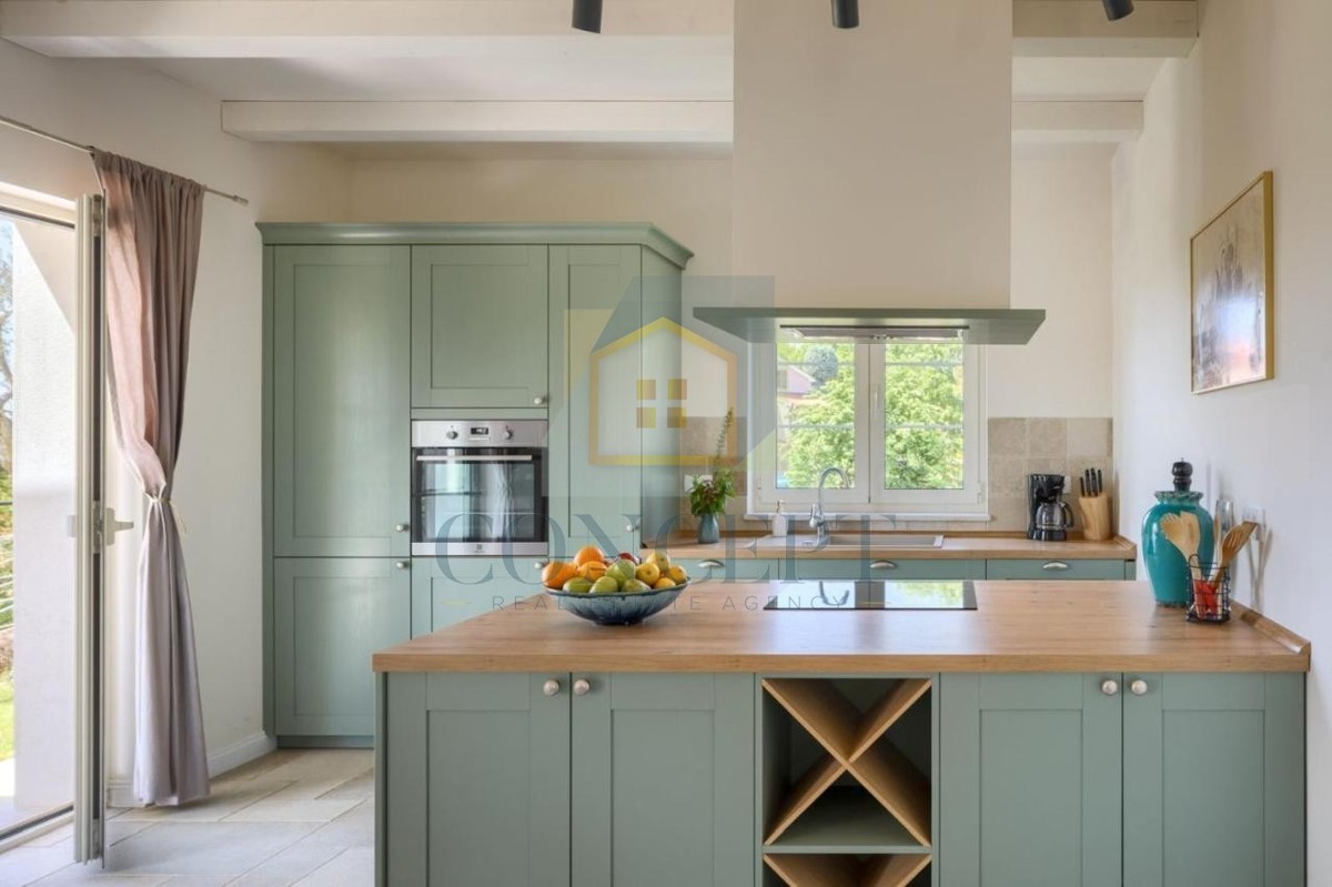 Poreč, dintorni, Imponente villa in posizione tranquilla, a 20 km dal mare