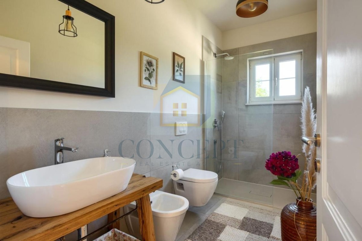 Poreč, dintorni, Imponente villa in posizione tranquilla, a 20 km dal mare