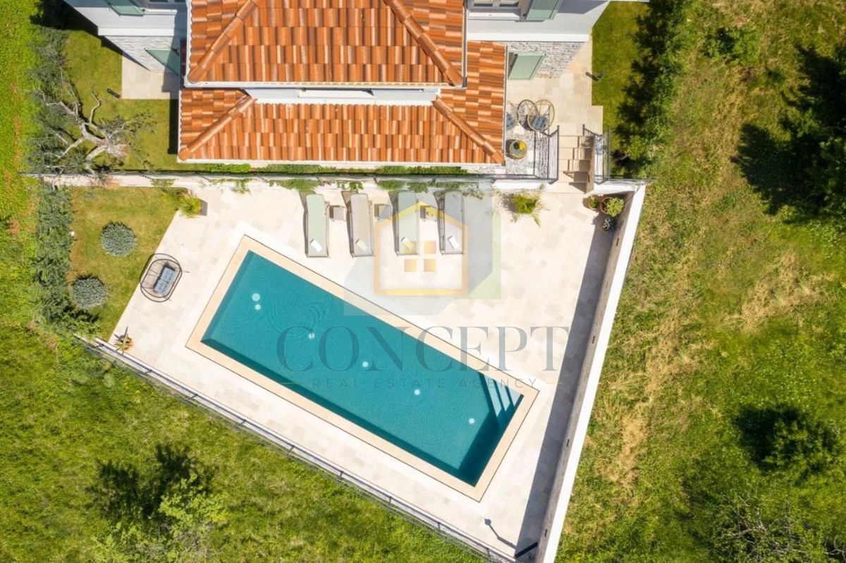 Poreč, dintorni, Imponente villa in posizione tranquilla, a 20 km dal mare