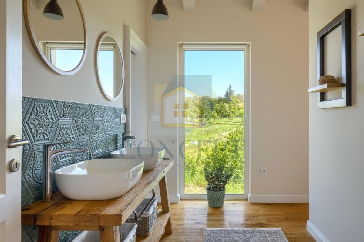 Poreč, dintorni, Imponente villa in posizione tranquilla, a 20 km dal mare