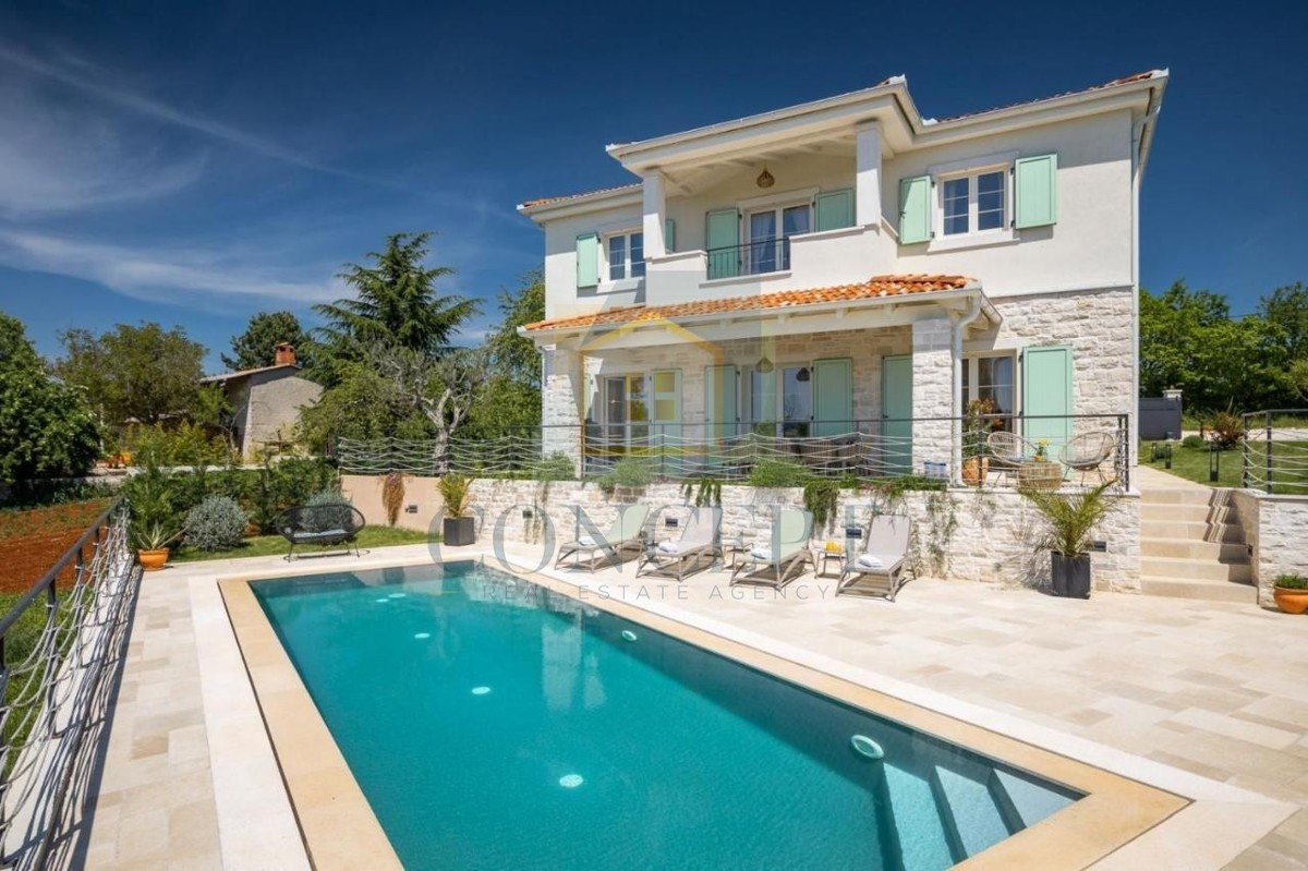 Poreč, dintorni, Imponente villa in posizione tranquilla, a 20 km dal mare