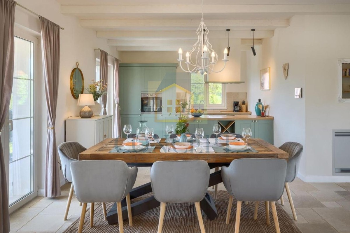 Poreč, dintorni, Imponente villa in posizione tranquilla, a 20 km dal mare