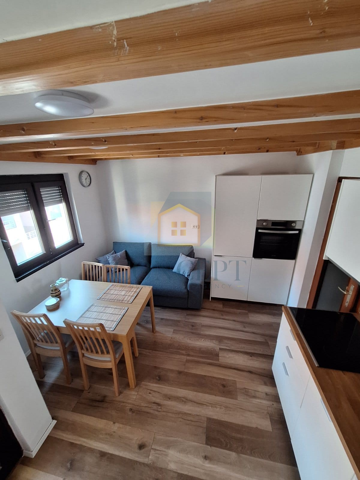 Novigrad, zona, Appartamento su due piani con 2 camere da letto, a 200 m dal mare