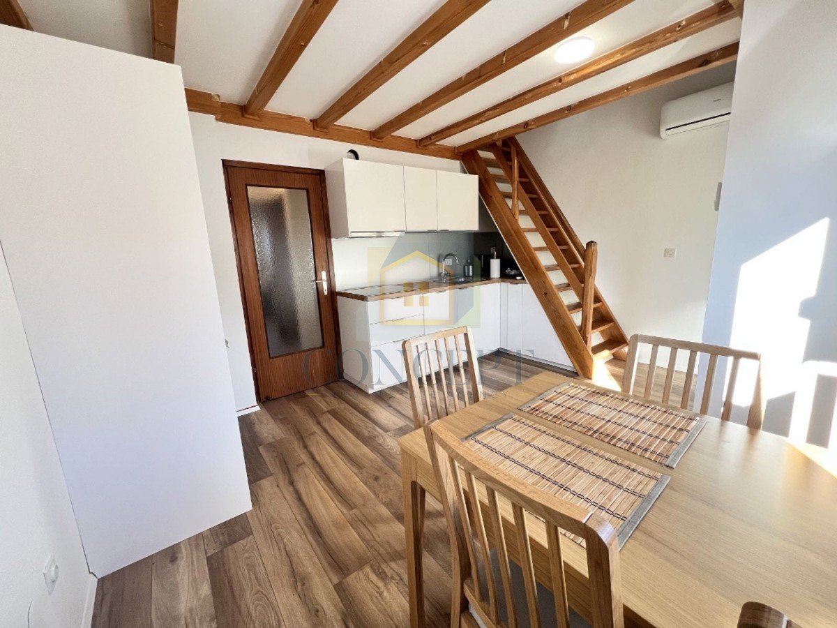 Novigrad, zona, Appartamento su due piani con 2 camere da letto, a 200 m dal mare