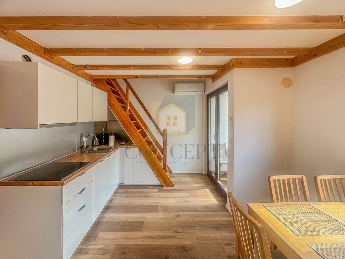 Novigrad, zona, Appartamento su due piani con 2 camere da letto, a 200 m dal mare