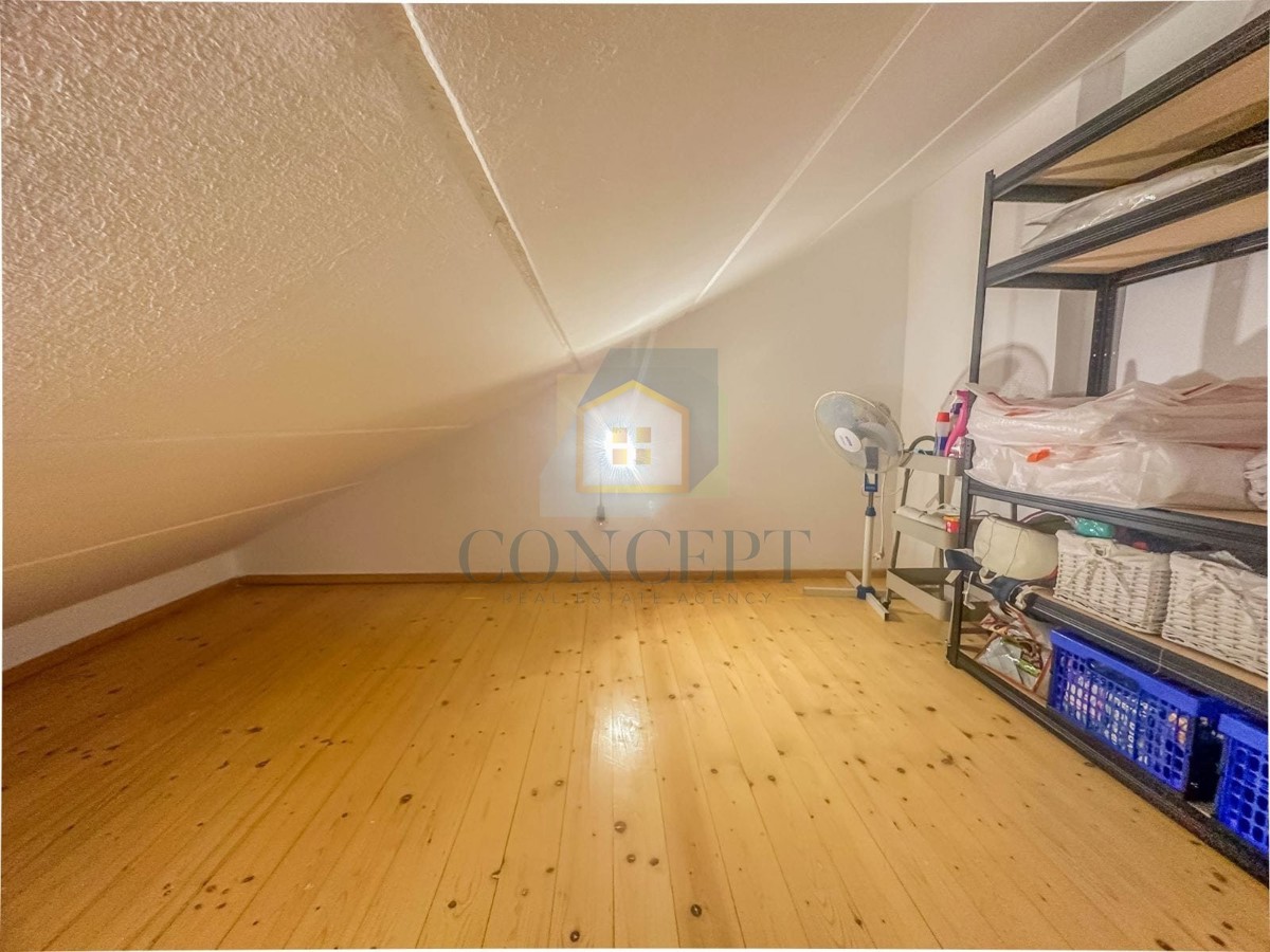 Novigrad, zona, Appartamento su due piani con 2 camere da letto, a 200 m dal mare