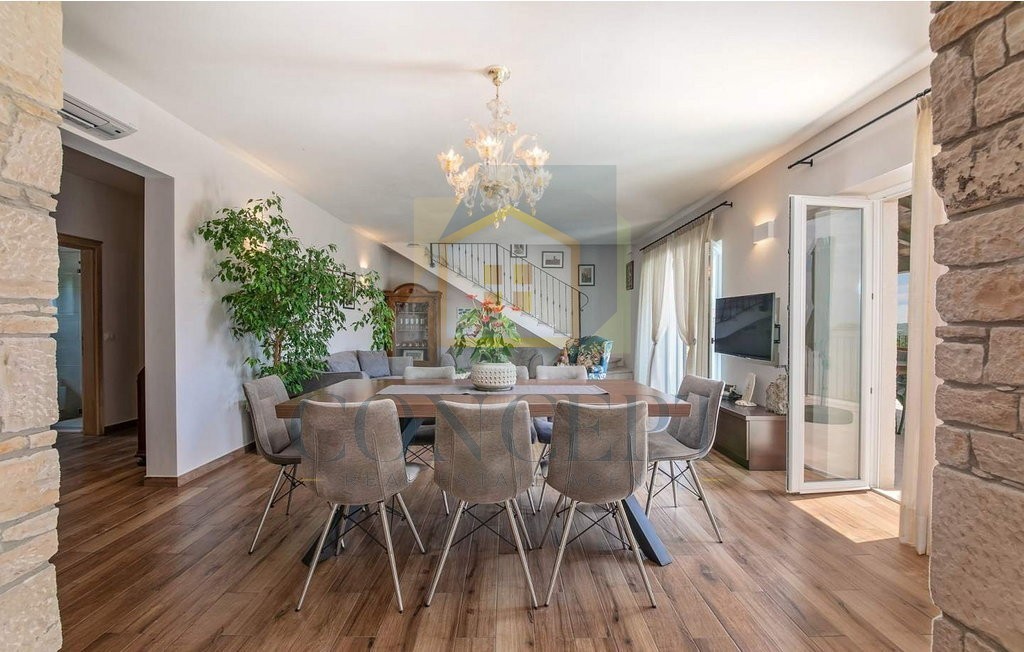 Poreč, dintorni, Splendida villa con 4 camere da letto in una bella posizione, a 15 km dal mare