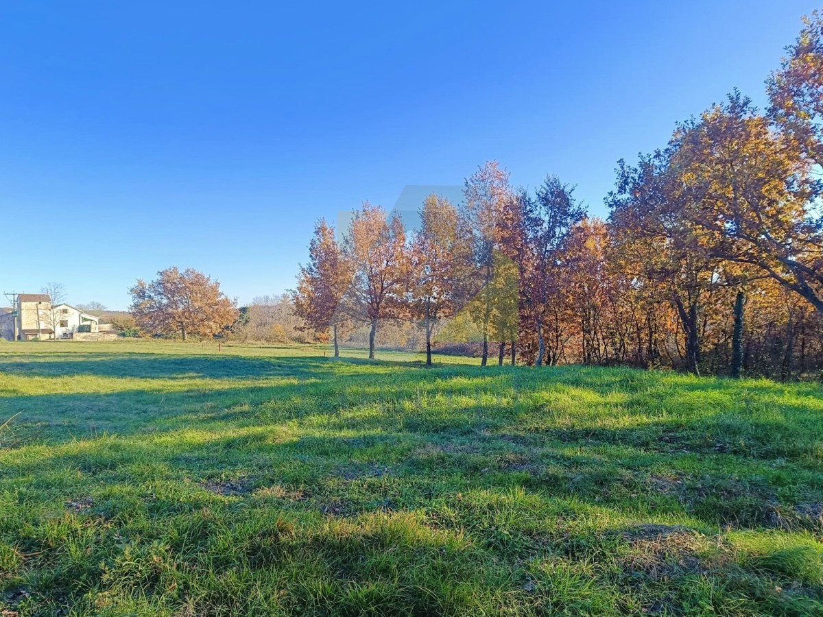 Poreč, dintorni, Terreno edificabile ai margini di un piccolo villaggio