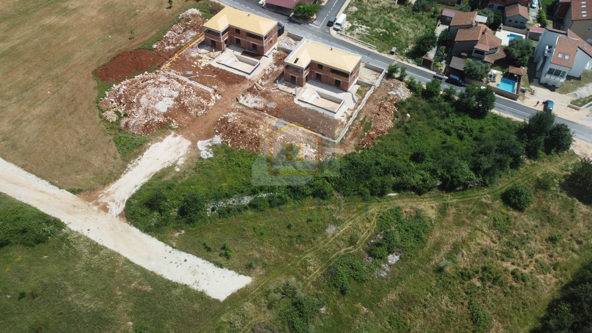 Poreč, dintorni, Terreno edificabile in posizione tranquilla, a 10 km dal mare