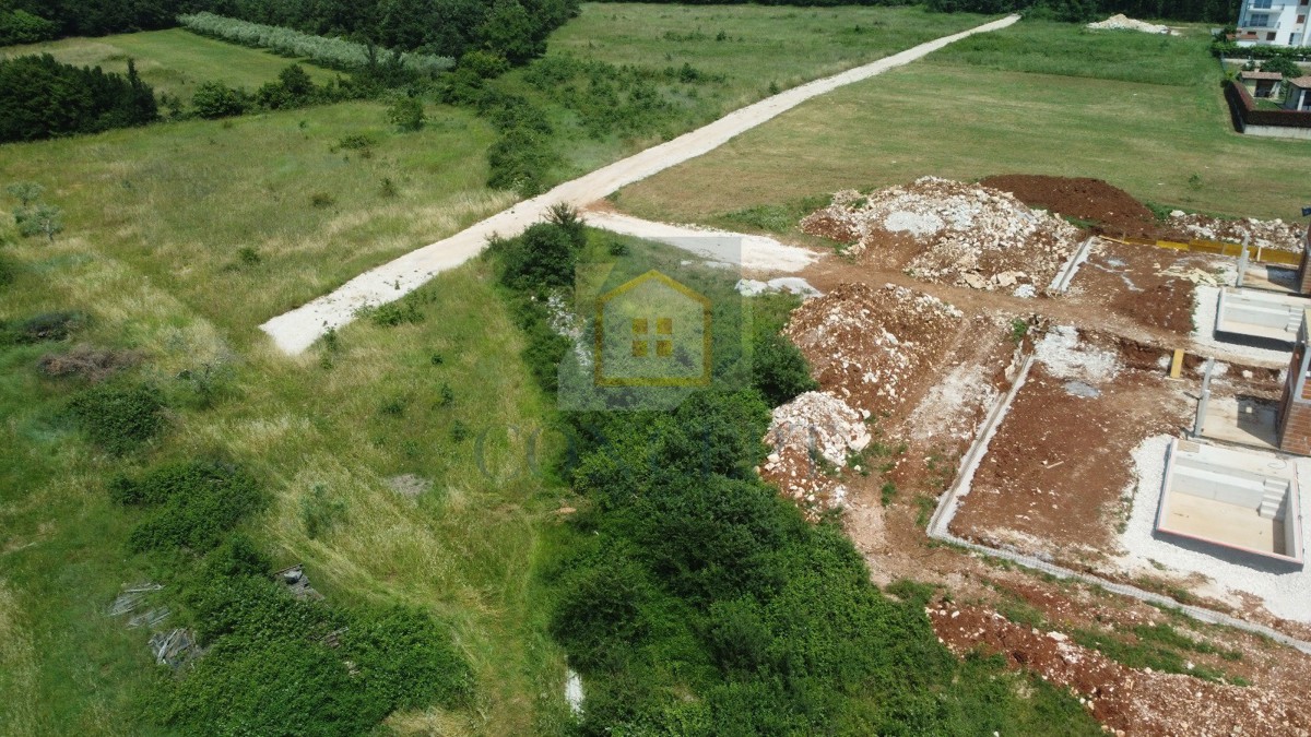 Poreč, dintorni, Terreno edificabile in posizione tranquilla, a 10 km dal mare