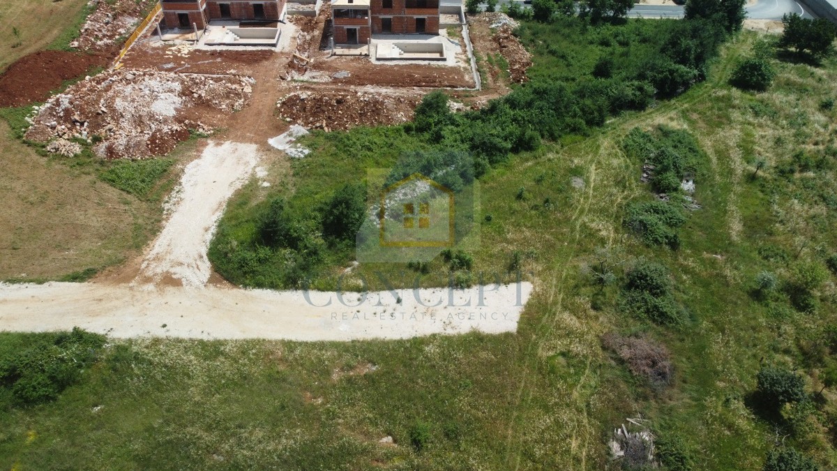 Poreč, dintorni, Terreno edificabile in posizione tranquilla, a 10 km dal mare