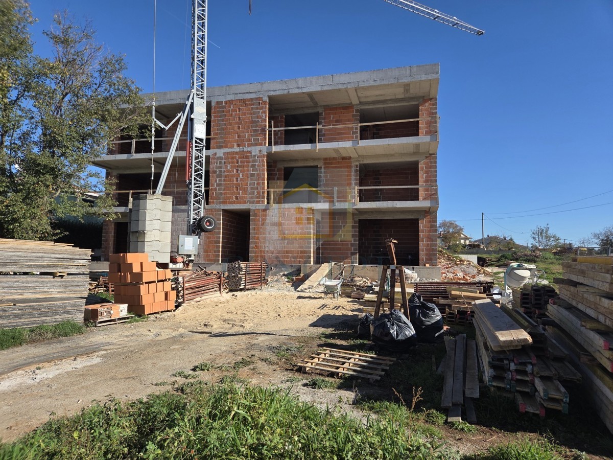 Poreč, dintorni, Appartamento al 1° piano di un edificio con ascensore e vista mare, 7 km dal mare