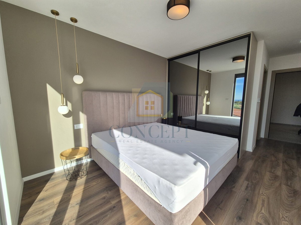 Poreč, dintorni, Appartamento al 1° piano con tre camere da letto e vista mare, 4 km dal mare