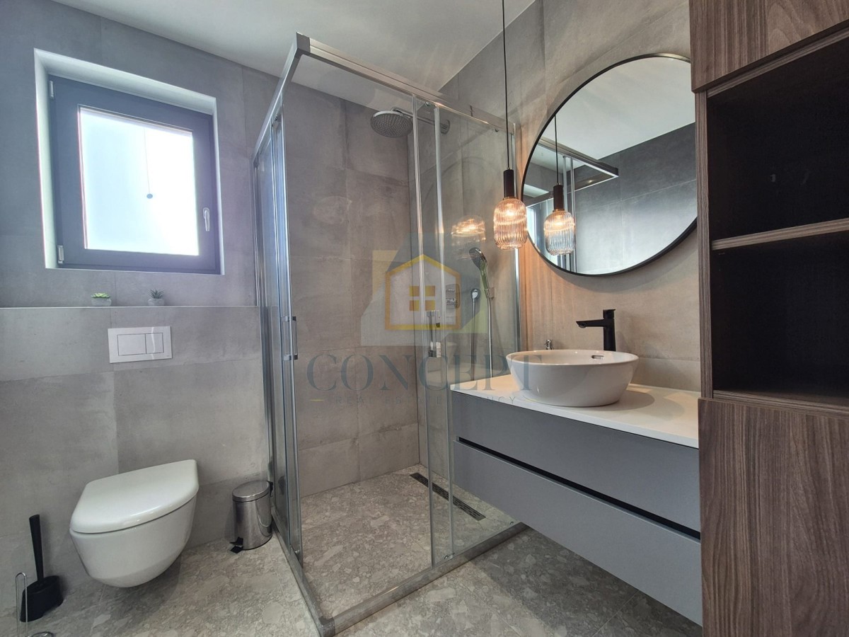 Poreč, dintorni, Appartamento al 1° piano con tre camere da letto e vista mare, 4 km dal mare